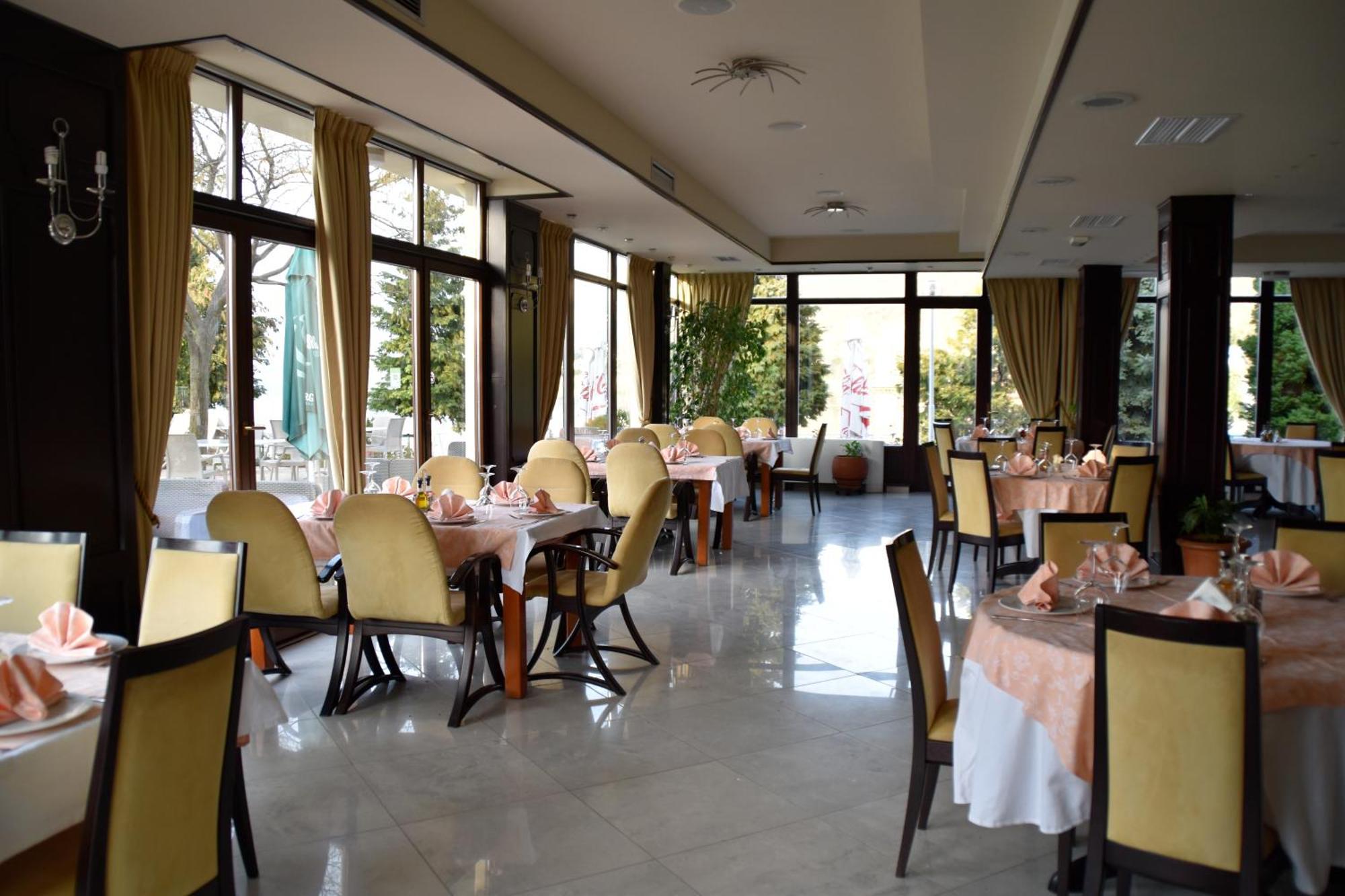 Hotel Millennium Pogradec Exterior photo